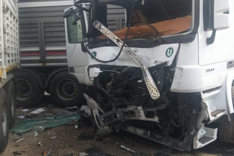 Virajı alamayan kargo aracı tırların arasına daldı: 3 yaralı