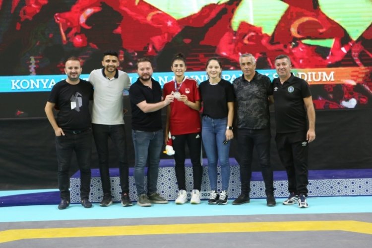 Hatice K&uuml;bra İlg&uuml;n'den g&uuml;m&uuml;ş madalya