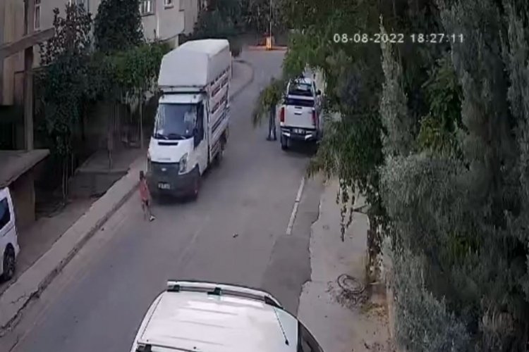 &Uuml;zerinden kamyonet ge&ccedil;ti, burnu bile kanamadan kurtuldu