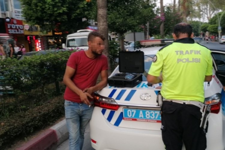 Alkoll&uuml; s&uuml;r&uuml;c&uuml;n&uuml;n ehliyetinin olmadığı ve arandığı ortaya &ccedil;ıktı