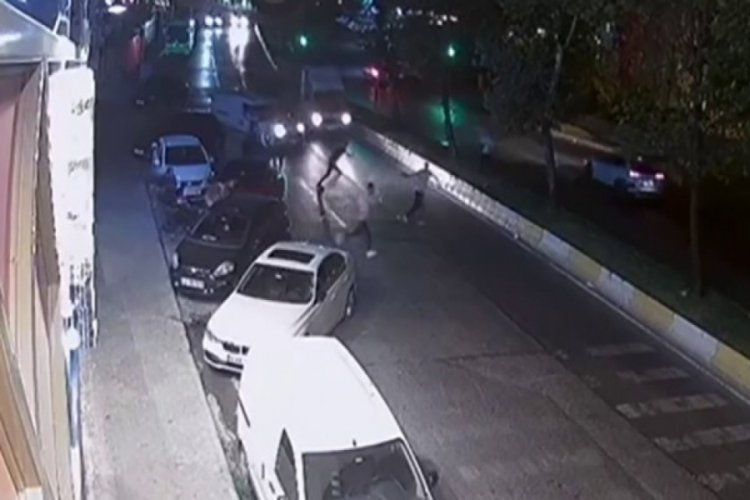 4 kişinin yaralandığı silahlı saldırının g&ouml;r&uuml;nt&uuml;leri ortaya &ccedil;ıktı