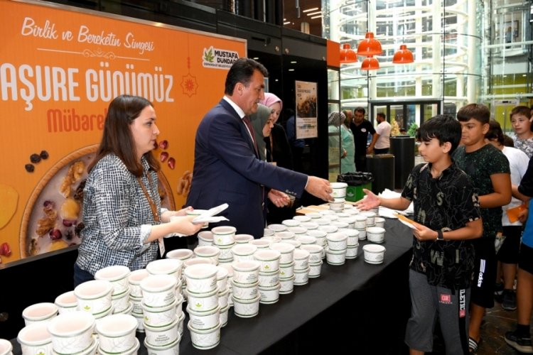 Bursa'da Osmangazi Belediyesi'nden halka aşure ikramı