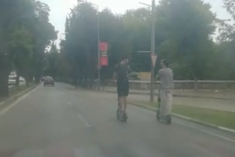 Bursa'da scooter'lı gen&ccedil;ler trafikte tehlike sa&ccedil;tı