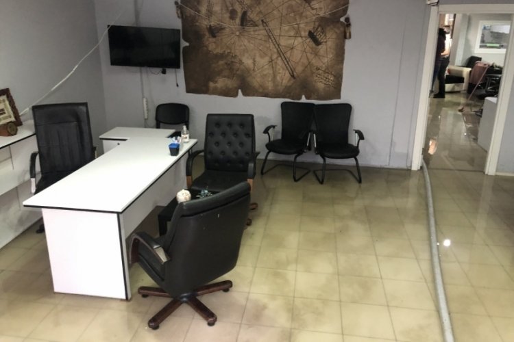 Sağanak yağış nedeni ile d&uuml;kkanları su bastı