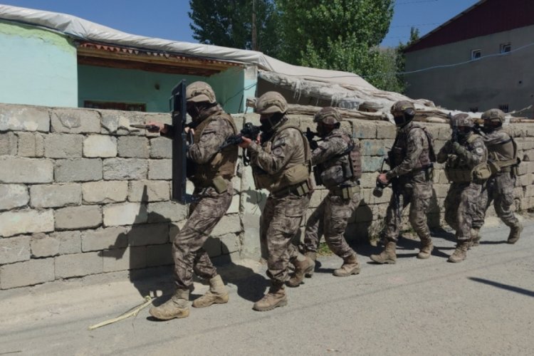 Van'da 33 d&uuml;zensiz g&ouml;&ccedil;men yakalandı, 1 ş&uuml;pheli g&ouml;zaltına alındı