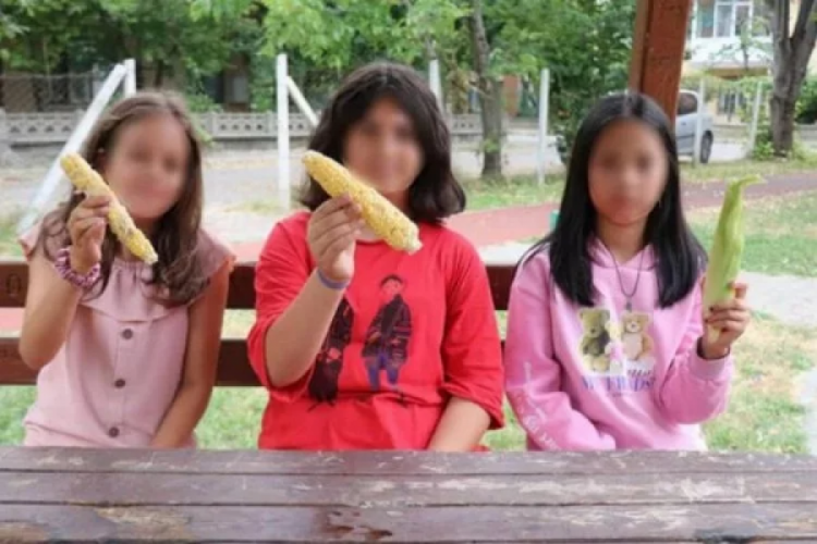 Bah&ccedil;esinden mısır alan 3 &ccedil;ocuğa tekme ve yumrukla saldırdı