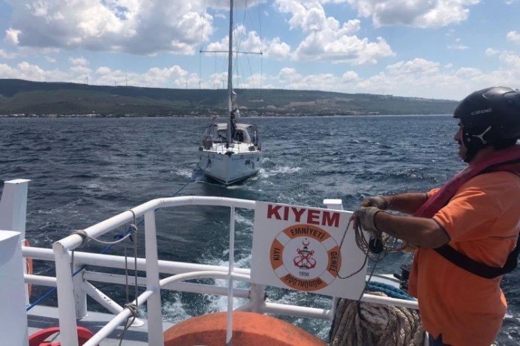 &Ccedil;anakkale a&ccedil;ıklarında tekne s&uuml;r&uuml;klendi