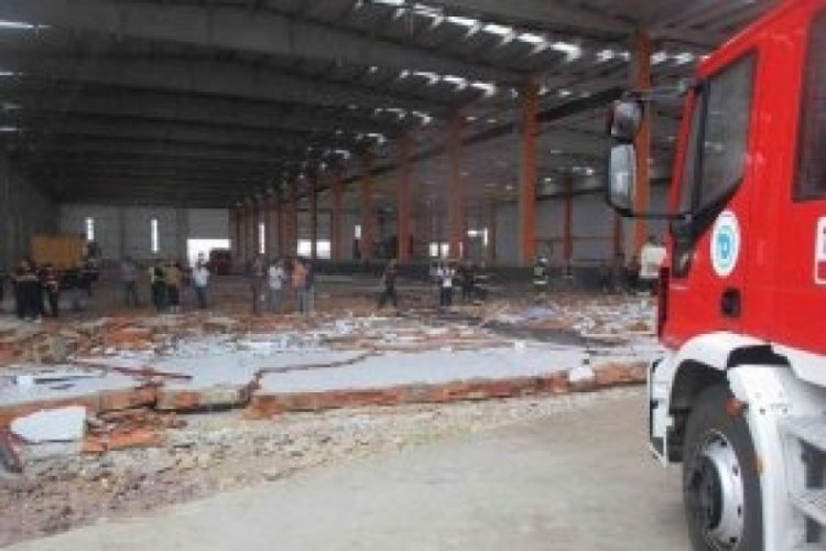 Yıkılan duvarın altında kalan iş&ccedil;i yaşamını yitirdi