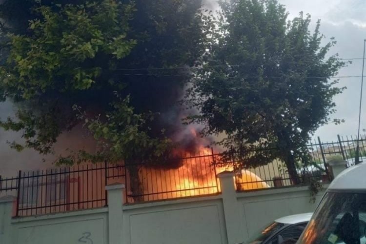 Oyun oynayan &ccedil;ocuklar ana okulunun parkını yaktı