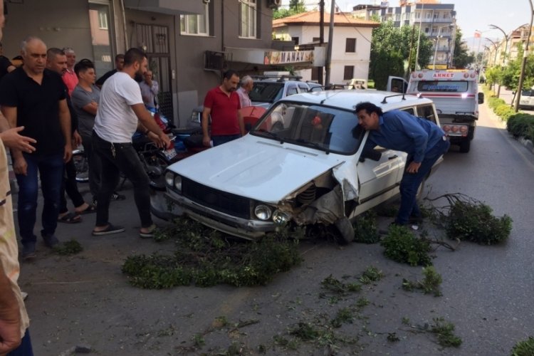 Freni boşalan otomobil dehşet sa&ccedil;tı: 3 yaralı