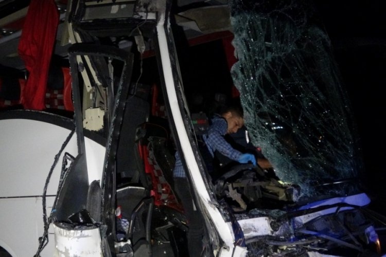 Otob&uuml;s tıra &ccedil;arptı: 1 &ouml;l&uuml; 43 yaralı