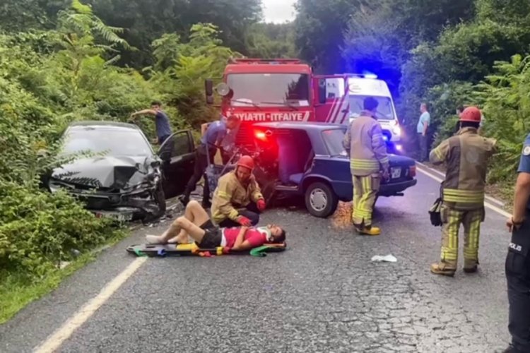 İstanbul'da iki ara&ccedil; &ccedil;arpıştı: 1'i ağır 3 yaralı