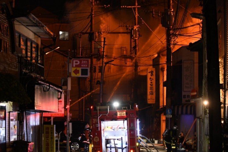 Japonya'da 100 yıllık tarihi &ccedil;arşıda yangın