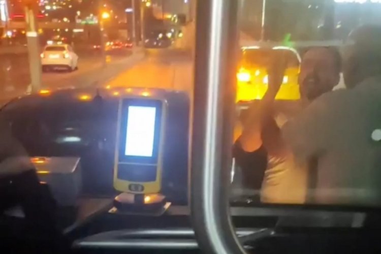 Otob&uuml;s&uuml;n&uuml;n camlarını kırıp yolculara dehşeti yaşattılar