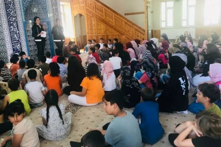 &Ccedil;ocuklara su&ccedil;tan korunma yolları anlatıldı