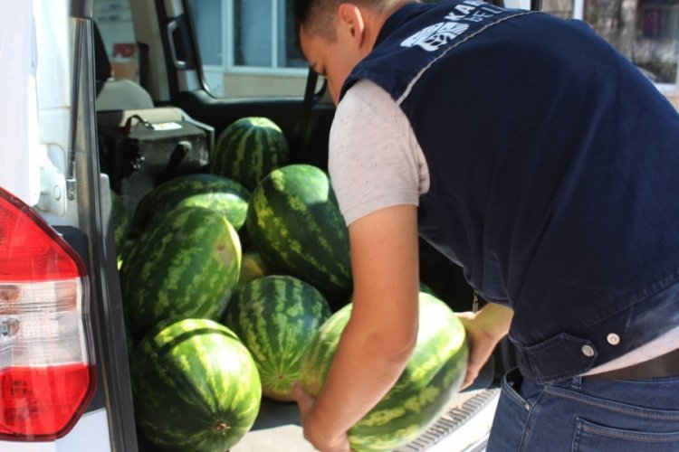Bursa Karacabey'de 35 ton karpuz dağıtıldı