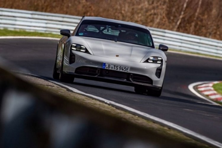 Porsche Taycan Tesla'yı geride bıraktı