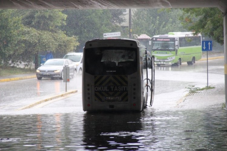 Kocaeli'de sağanak hayatı fel&ccedil; etti