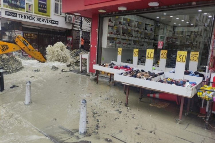 Tonlarca su apartman boyuna y&uuml;kseldi