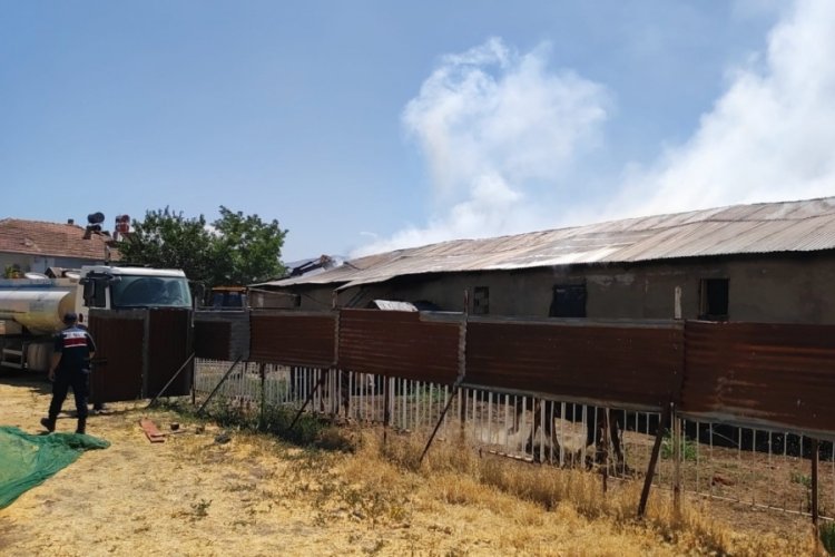 30 ton saman yanarak k&uuml;l oldu