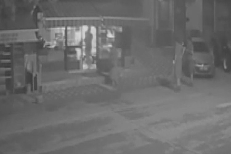 Cinsel saldırıya uğrayan kadın &ccedil;ıplak halde esnafa sığındı