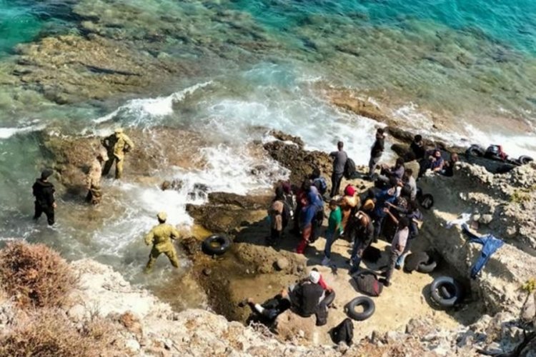 İzmir'de &ccedil;ocuk ve kadınların da bulunduğu botta 47 g&ouml;&ccedil;men kurtarıldı