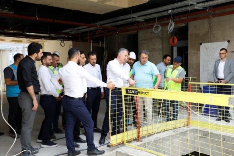 Bursa'da İneg&ouml;l Belediyesi hizmet binasında dış cephe &ccedil;alışması