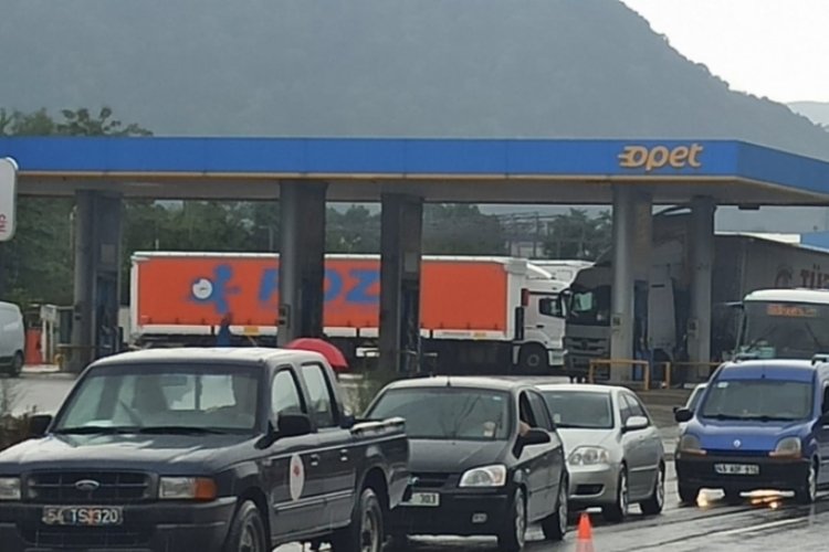 Tır hafriyat kamyonuna &ccedil;arpmamak i&ccedil;in akaryakıt istasyonuna girdi