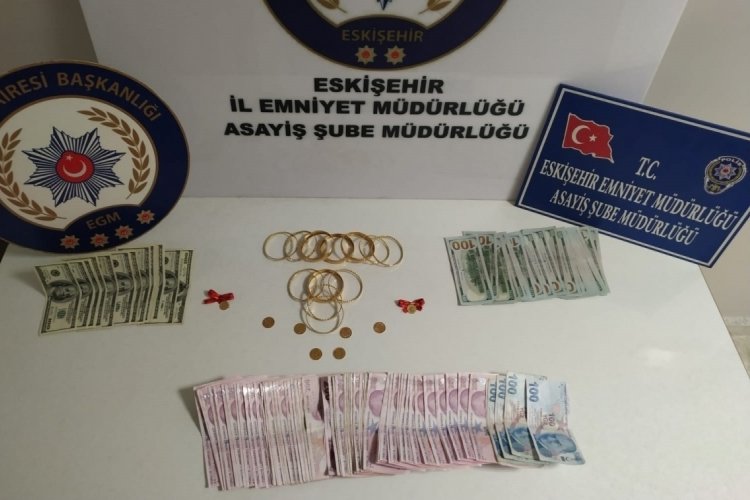 Kendilerini polis olarak tanıtıp, vatandaşları dolandırdılar