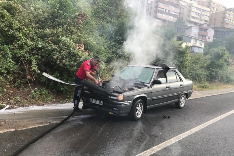 Seyir halindeki otomobil alev aldı