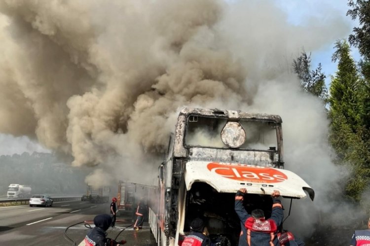 Yolcu dolu otob&uuml;s TEM'de alev alev yandı