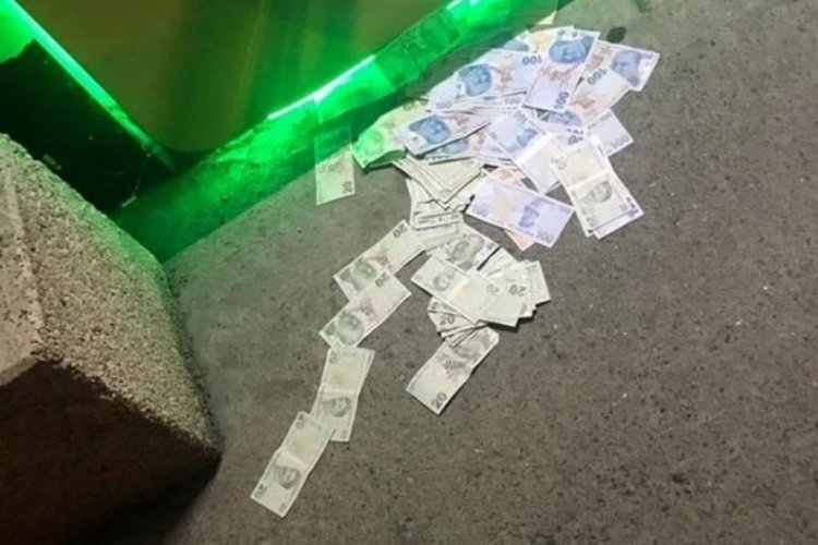 ATM'ye fazla y&uuml;klenen para sokağa sa&ccedil;ıldı
