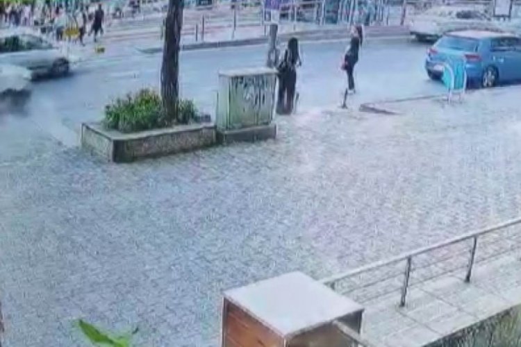 Karşıdan karşıya ge&ccedil;erken otomobil &ccedil;arptı, gen&ccedil; kadın metrelerce savruldu
