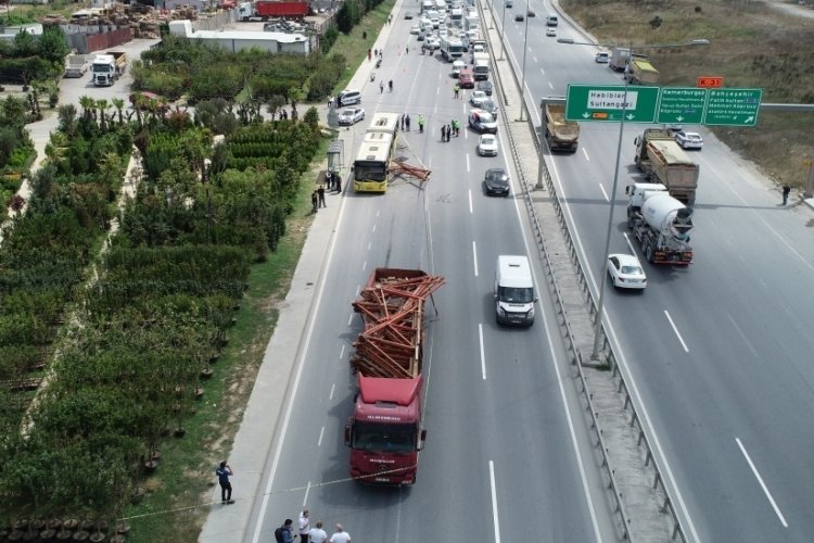 Kamyondaki demirler otob&uuml;s&uuml;n &uuml;zerine d&uuml;şt&uuml;
