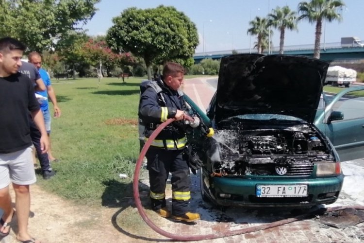 Yanan otomobilden, eşi ve &ccedil;ocuklarını son anda &ccedil;ıkardı