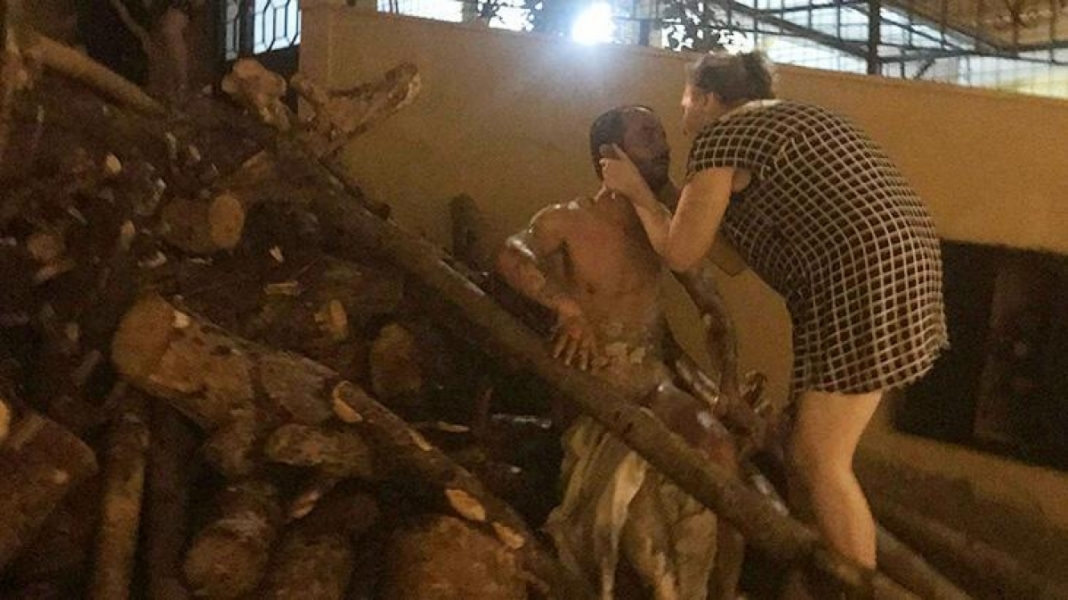 Kıyafetleri alev alan gen&ccedil;, odun yığınını da tutuşturdu