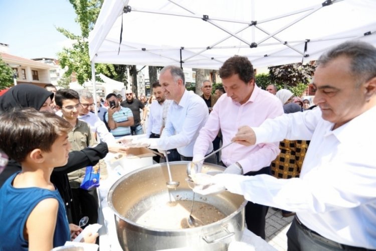 Bursa'da İneg&ouml;l Belediyesi cuma g&uuml;n&uuml;n&uuml; aşure ile tatlandırdı
