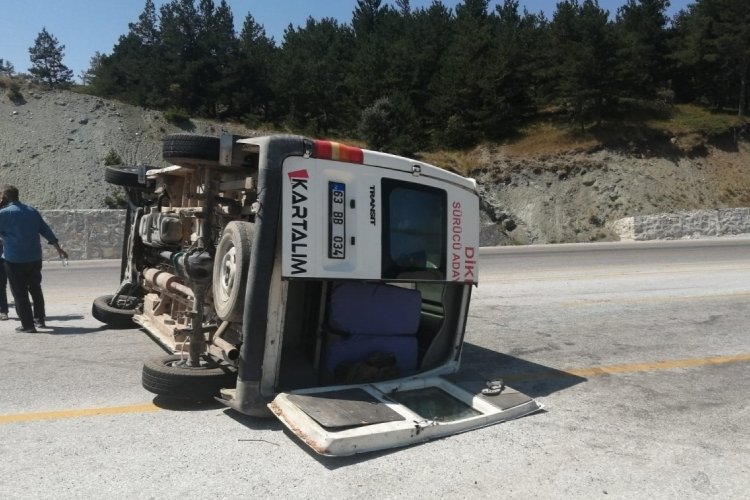 D&uuml;ğ&uuml;n yolunda korkutan kaza: 5 yaralı