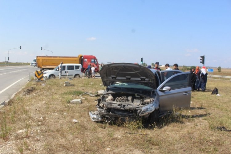 Tekirdağ'da kamyon ile otomobil &ccedil;arpıştı: 2'si ağır 6 yaralı