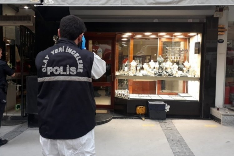 Kadın kılığına giren hırsızlar kuyumcu soydu