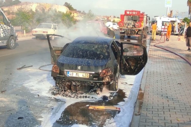 Fethiye'de seyir halindeki otomobil alev alev yandı