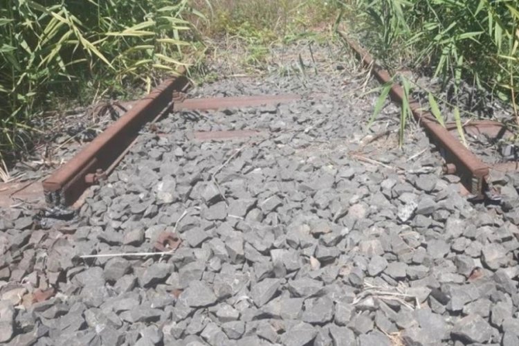 Hırsızlığın b&ouml;ylesi: Tren raylarını &ccedil;aldılar