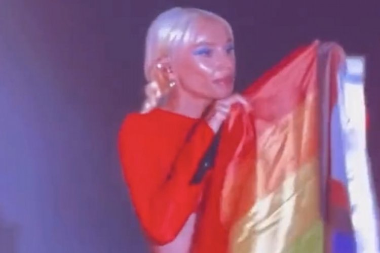 46 yaşındaki Gülşen, sahnede LGBT bayrağı açtı. - Magazin Haberleri -  Bursadabugun.com