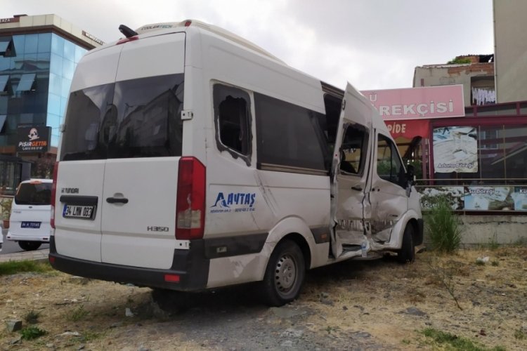Panelvan ara&ccedil; ile servis minib&uuml;s&uuml; &ccedil;arpıştı: 5 yaralı