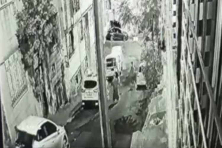 Akılalmaz cinayet: Arabaya &ccedil;arpıp boynu kırıldı, yerde bı&ccedil;aklandı