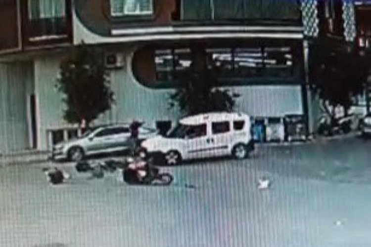 Motosiklet elektrikli bisiklete kafa kafaya &ccedil;arptı: Yaralılar var