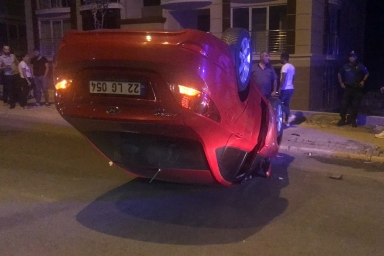 Otomobil kamera trafosuna &ccedil;arparak takla attı