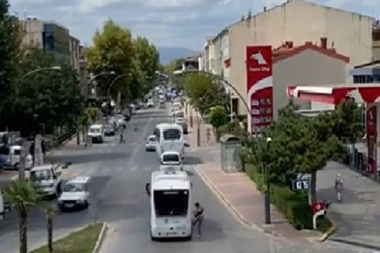 Sinirlenen gen&ccedil; kız ortalığı birbirine kattı