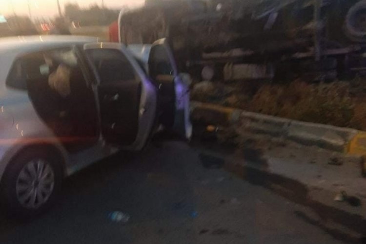 Eskişehir'de otomobil kamyona &ccedil;arptı: Yaralılar var