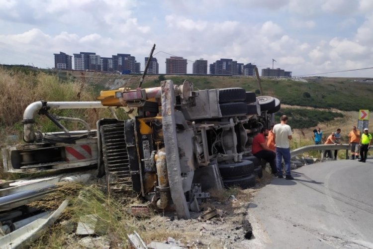 Virajı alamayan beton mikseri devrildi: 2 yaralı